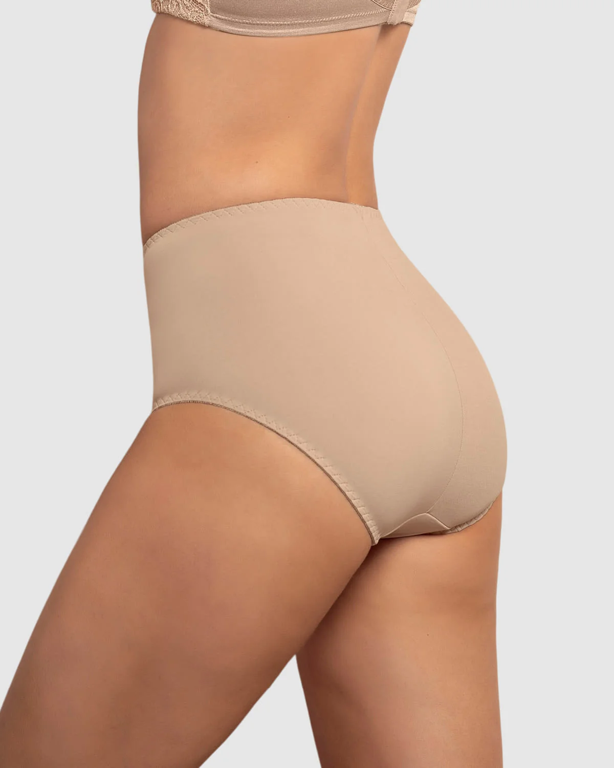 Panty clásico de control suave con toques de encaje en abdomen - Imagen 2